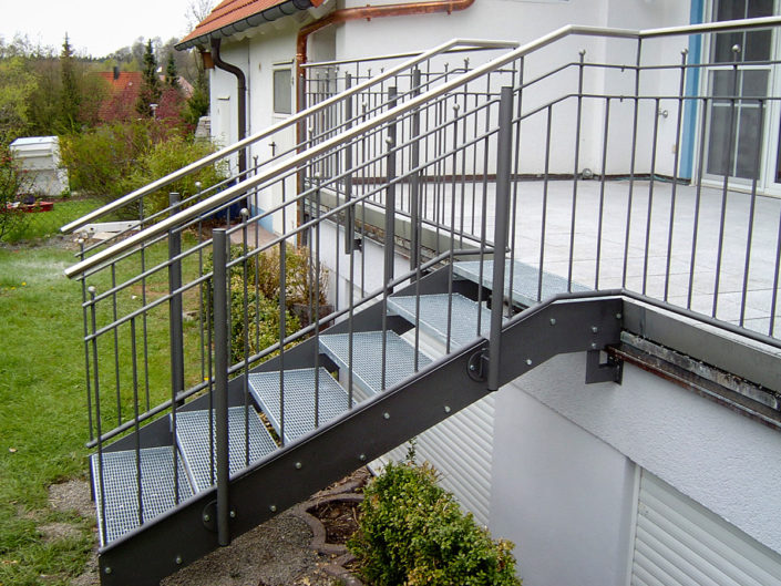 Terrassengeländer mit Treppe